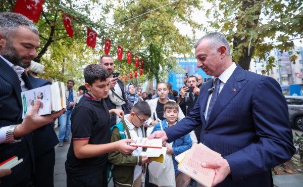 Kocaeli’de gelenek bozulmadı: Ağaçlar yine kitap açtı